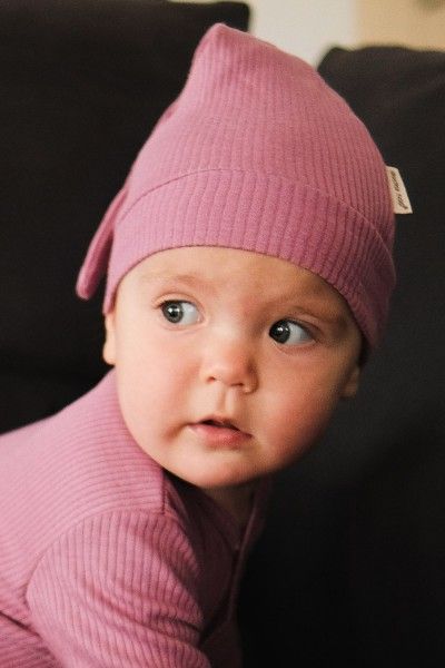 Szara czapeczka niemowlęca z prążkowanej bawełny