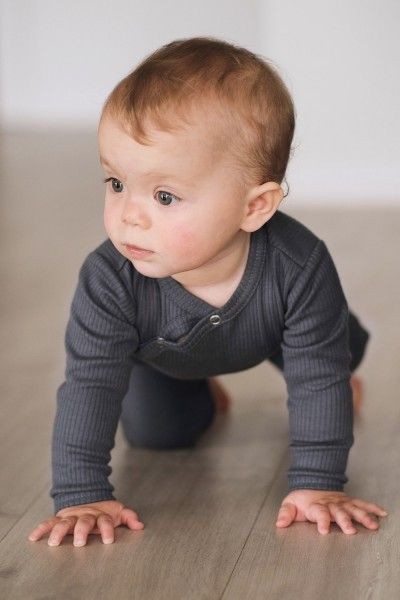 Szary pajacyk niemowlęcy z prążkowanej bawełny
