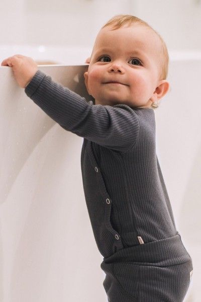 Szare body niemowlęce z prążkowanej bawełny