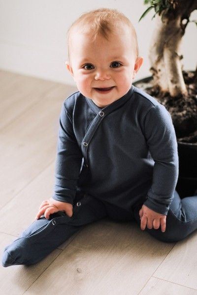 Niebieski pajacyk niemowlęcy z delikatnej bawełny