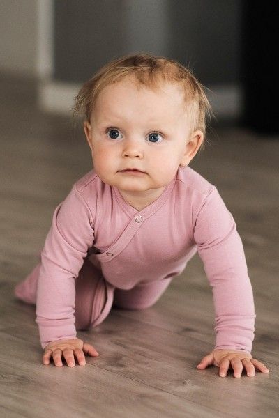 Różowy pajacyk niemowlęcy z delikatnej bawełny