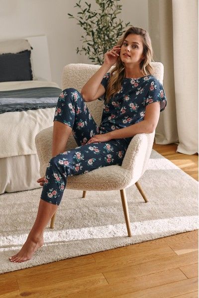 Woman's pyjama with roses